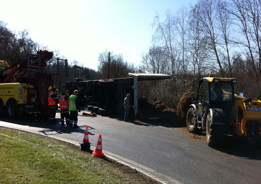 21 mars 2011 : Accident de camion au rond-point du McDonalds de Lamorlaye